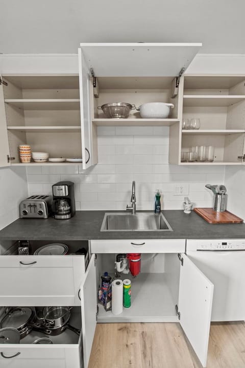 Fully equipped kitchen with cooking equipment