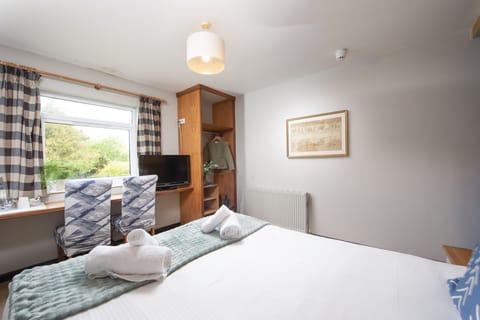 Tolgus king room with TV and Tea and Coffee making facilities