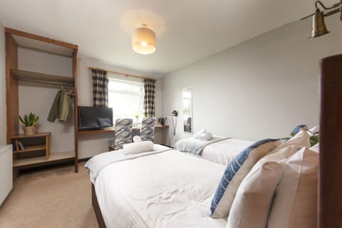 Tolgus Twin Room with ensuite and TV