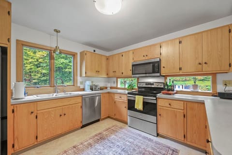 Kitchen is equipped with full stove and oven, dishwasher, and fridge. No need to stop for coffee on the way, we`ll stock the first couple of nights for you!