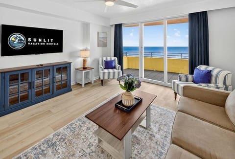 Sparkling Oceanview from spacious living room