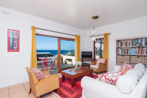 Wonderful views of the sunrise over False Bay in this lovely apartment for 2.