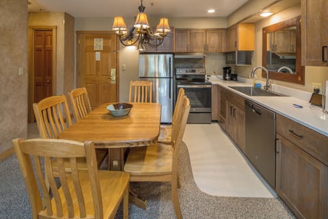 Fully equipped kitchen for all your culinary creations | Main Level