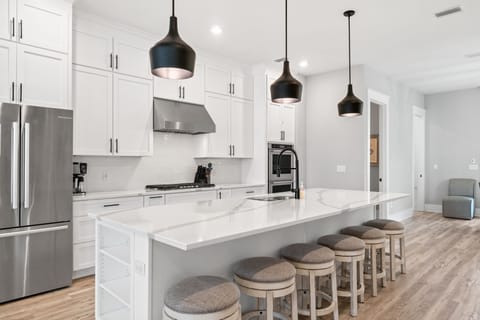 Chef's Kitchen - High-end Appliances - Bar Seating for 6