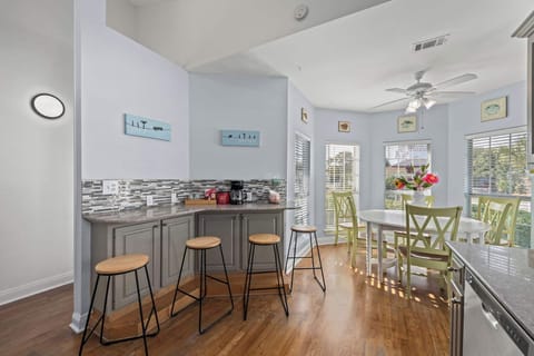 Plenty of room for the whole group to dine together!