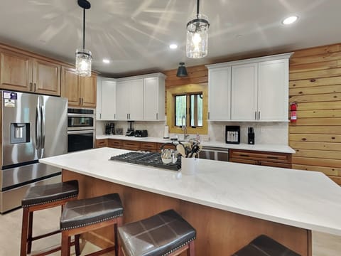 Full Kitchen - Breakfast Bar Seating for 4