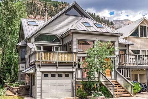 Exterior - A sunny and stylish three-level retreat offering both comfort and convenience, with only a 5 minute walk to Lift 7