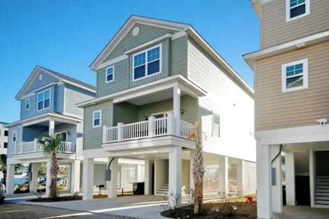 Newly built 4BR retreat just steps to the beach- perfect Myrtle Beach escape!