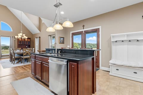 Chef’s kitchen ready for big breakfasts or Thanksgiving feasts. Fully stocked and guest-ready.