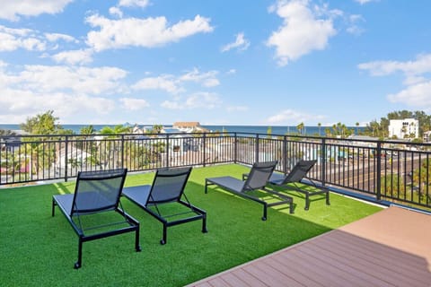 Roof Top View Lounge chair