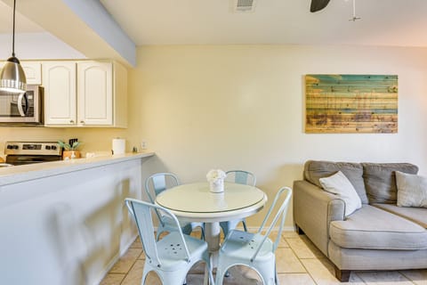 Dining Area | Dishware/Flatware Provided