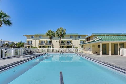 Destin Vacation Rental | 1BR | 1BA | 650 Sq Ft | Small Step to Enter