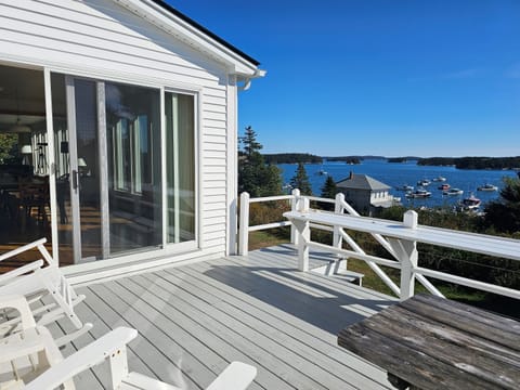 Sunny Deck at Black Swan