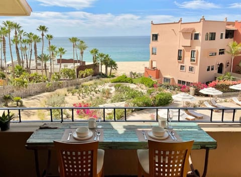 Breakfast bar view – Enjoy coffee with a perfect beach view.