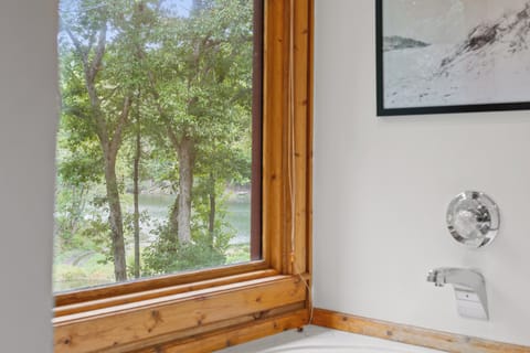 Sweeping lake views straight from the bathtub.