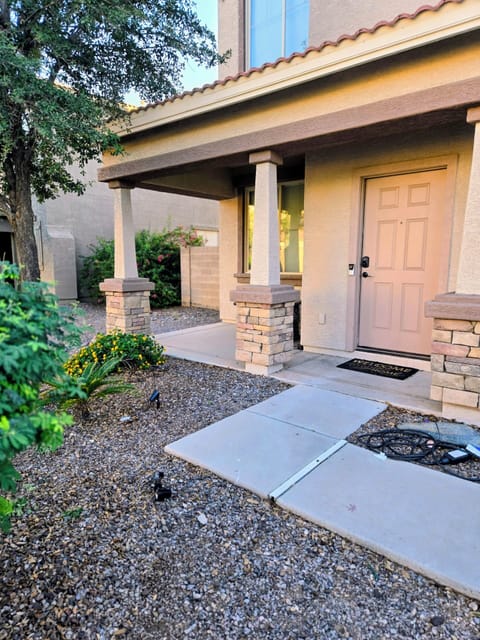 Minutes walk from hot tub,pools and a park