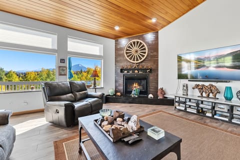 Living room 1: Main floor, Gas fireplace, Smart TV, deck access