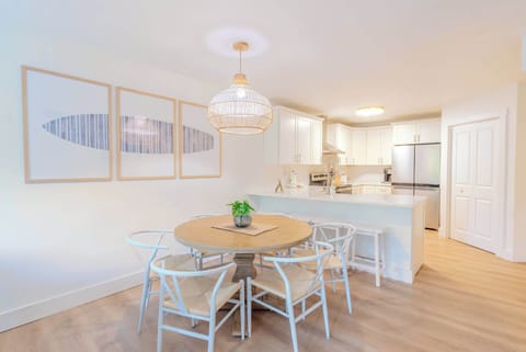 Bright dinning area for a nice dinner after a long day of Hilton Head Adventure!