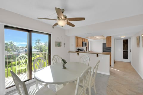 Dining for 6 with an island view 