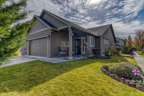 Front of house - Front of house, beautiful lawn
