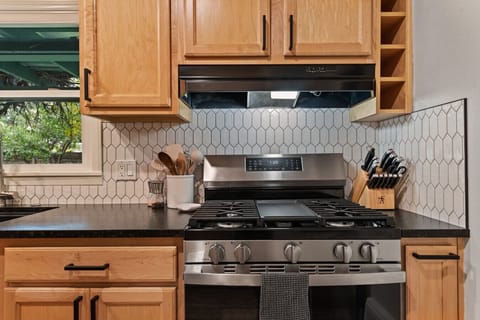 Gas range for cooking precision