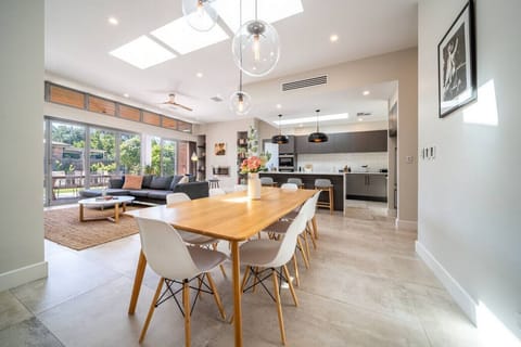 Let the entire rear of the home open up around you, where kitchen, dining and lounge flow together in one expansive, light-filled setting.
