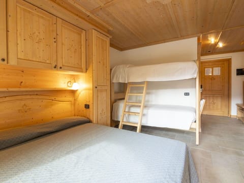 Wood, Ceiling, Room, Hardwood, Wood Stain, Drawer, Bedroom, Bed, Cabinetry, Log Cabin
