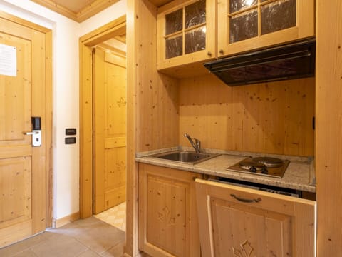 Wood, Wood Stain, Mountain Range, Hardwood, Glacial Landform, Alps, Cabinetry, Mountain Village, Plank, Cupboard