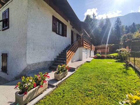 Flooring, Interior Design, Floor, Wood, Ceiling, Lighting, Chandelier, Wood Flooring, Light Fixture, Door