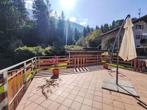 Flooring, Interior Design, Floor, Wood, Ceiling, Lighting, Chandelier, Wood Flooring, Light Fixture, Door