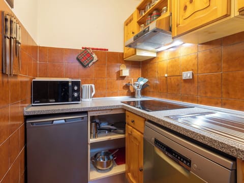 Kitchen, Kitchen Appliance, Countertop, Major Appliance, Flooring, Kitchen Sink, Kitchen Stove, Cabinetry, Interior Design, Stove