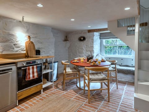 Water, Body Of Water, Coast, Coastal And Oceanic Landforms, Sea, Summer, Beach, Ocean, Tourist Attraction, Shore