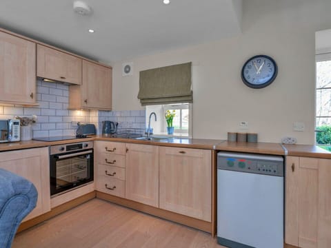 Water, Body Of Water, Coast, Coastal And Oceanic Landforms, Sea, Summer, Beach, Ocean, Tourist Attraction, Shore