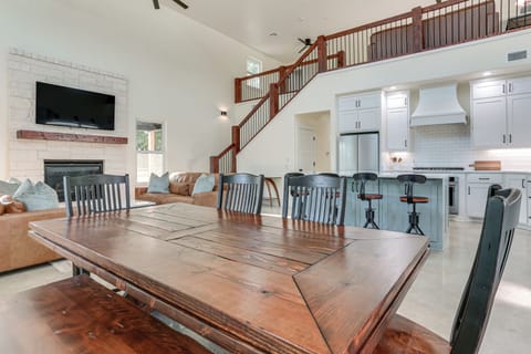Dining Area | Dishware/Flatware Provided | 1st Floor