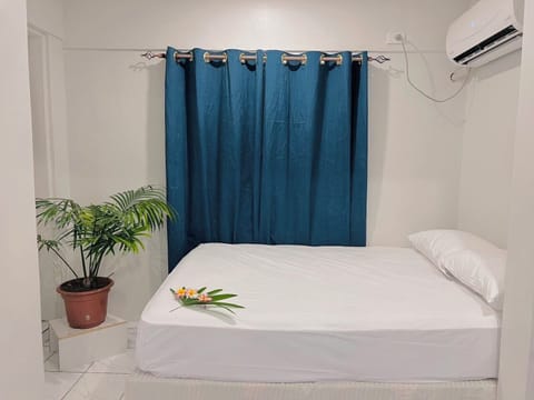 Queen sized bed with soft pillows and blankets 