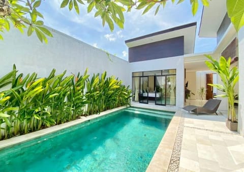 Escape to Villa Toba’s outdoor oasis—a tropical retreat with a sparkling pool. Lounge on the sun deck, refresh under the outdoor shower, and soak in the beauty of Bali. #Villa Toba