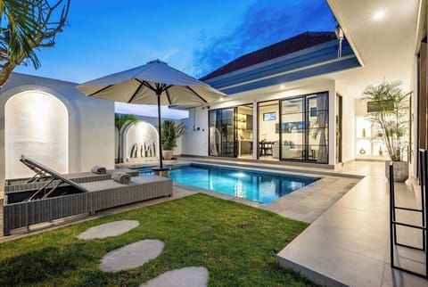 Relax in elegance at The R Villa Dempo’s outdoor oasis. Take a refreshing dip in the pool, bask on the sun-drenched deck, and rejuvenate beneath the outdoor shower. Let Bali’s natural beauty surround you. #The R Villa Dempo