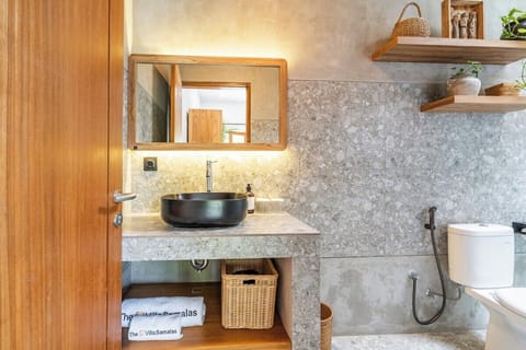 Elegant bathroom with modern fixtures and premium finishes for a experience. #Villa Samalas