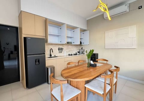 Villa Ranakah’s dining room is where memories are made—a lively space to gather with friends, share delicious meals, and toast to good times, all surrounded by the charm of Bali. Here’s to unforgettable moments! #Villa Ranakah