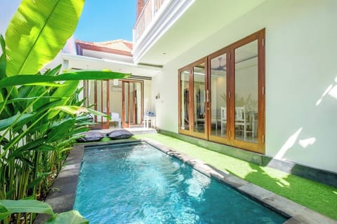 Relax in elegance at Villa Sinabung’s outdoor oasis. Take a refreshing dip in the pool, bask on the sun-drenched deck, and rejuvenate beneath the outdoor shower. Let Bali’s natural beauty surround you. #Villa Sinabung