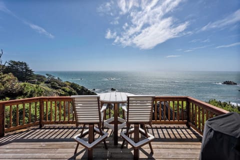 Sip your morning coffee with a front-row seat to the Pacific!