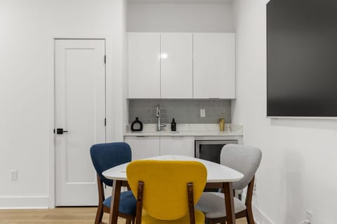 Lounging area equipped with mini-kitchen and dining area, making it the perfect spot the relax with a snack!