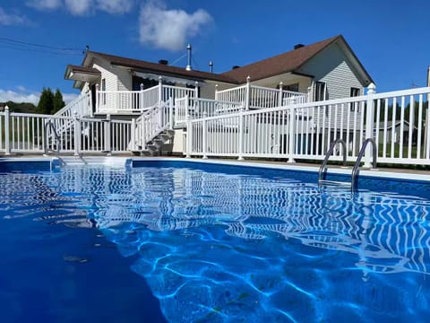 Pool view St. Laurent - Piscine vue sur le St-Laurent