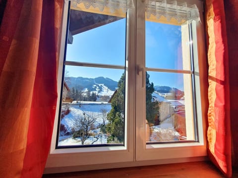 Aussicht Schlafzimmer FeWo Gipfelgold auf die Alpspitz