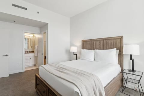 Unit with one queen bed