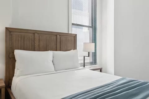 Unit with one queen bed