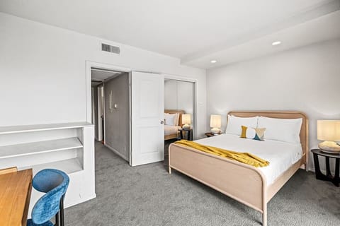 Unit with one Queen bed