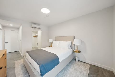 Unit with one Queen bed