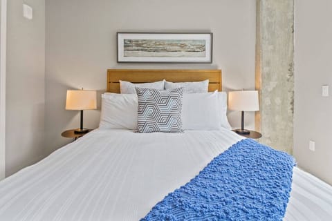 Unit with one queen bed
