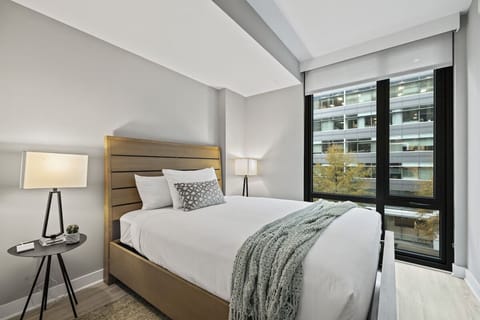 Unit with one queen bed
